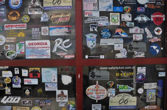 De volta ao Paso San Francisco, entre Argentina e Chile, lá está o adesivo do 1000dias, deixado ali há mais de dois anos!